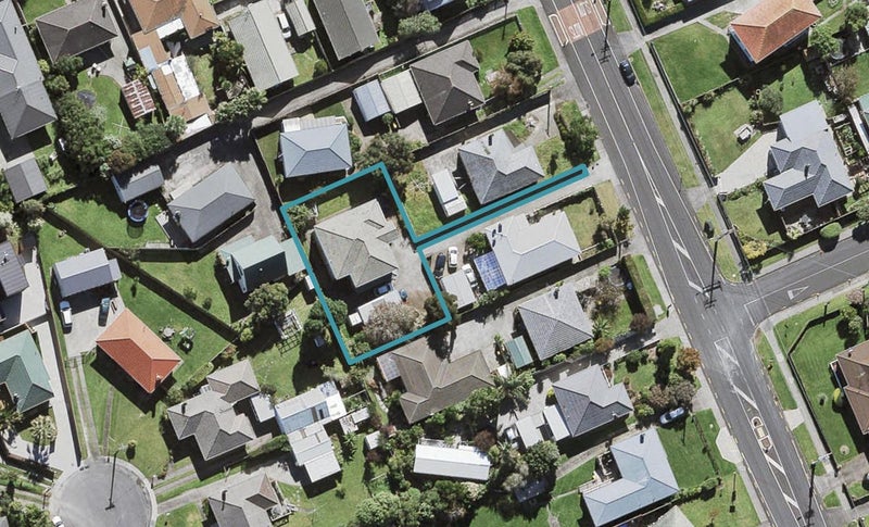 48A Flanshaw Road, Te Atatu South, Auckland - Carousel 1