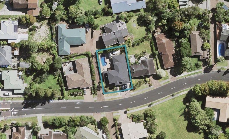 5 Woodfern Crescent, Titirangi, Auckland - Carousel 1