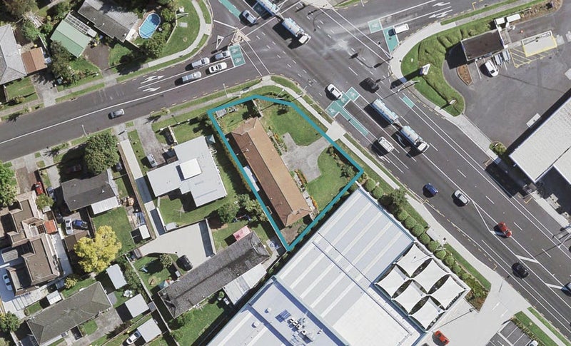 2/2 Walter Strevens Drive, Conifer Grove, Takanini - Carousel 1