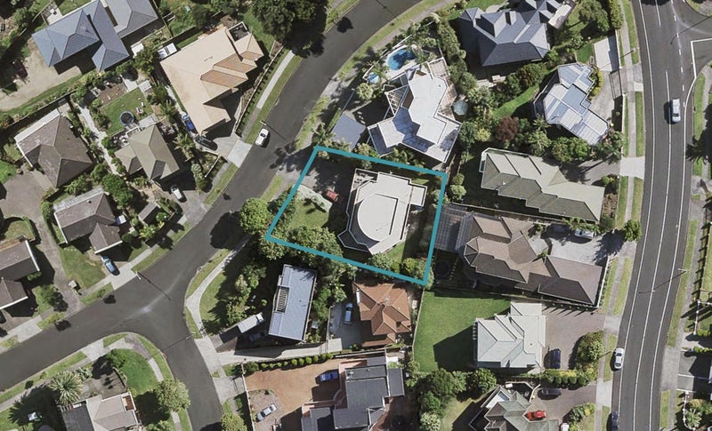 8 Ribbonwood Crescent, Goodwood Heights, Auckland - Carousel 1