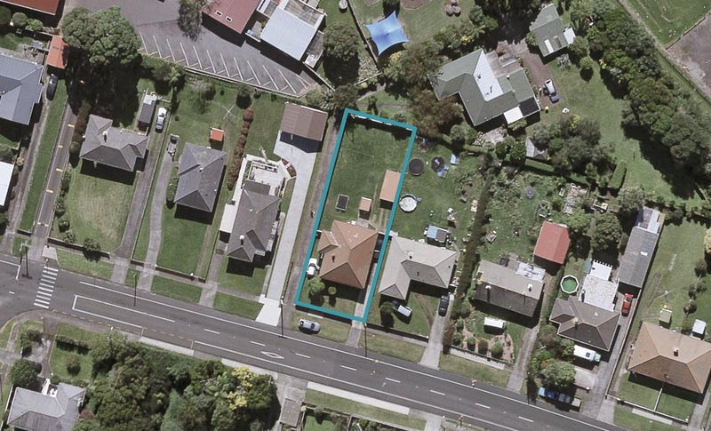 86 Omata Road, Marfell, New Plymouth - Carousel 1