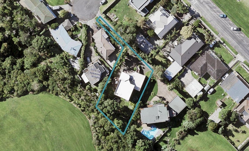 4 Luke Place, Eastern Beach, Auckland - Carousel 1