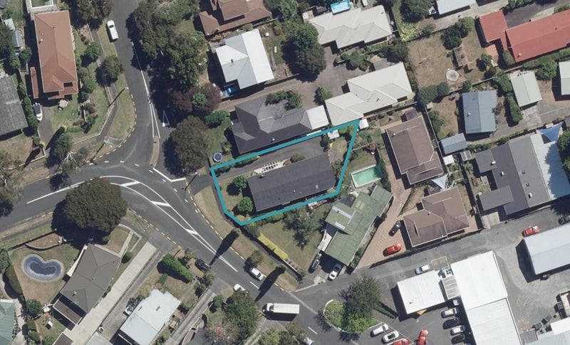 16 Queenwood Avenue, Queenwood, Hamilton - Carousel 1