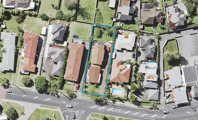 2/611 Beach Road, Rothesay Bay, Auckland - Carousel 1