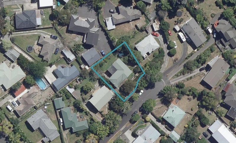 11 Sutton Crescent, Hillcrest, Hamilton - Carousel 1