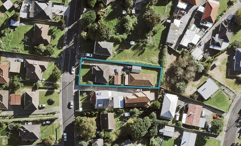15 Playfair Road, Mount Roskill, Auckland - Carousel 1