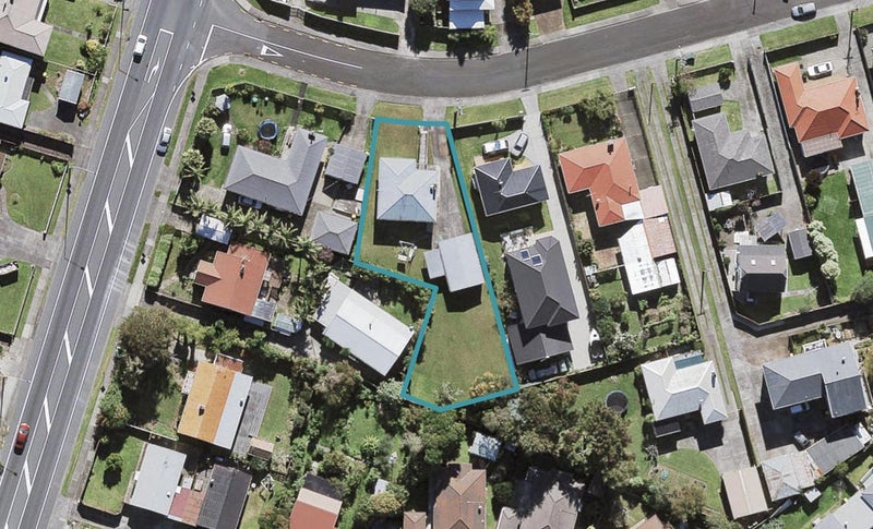 1 Coniston Avenue, Te Atatu South, Auckland - Carousel 1