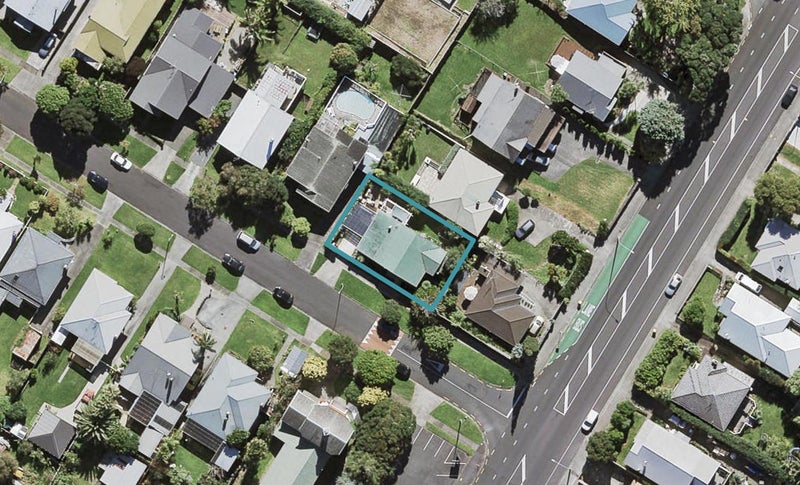1 Taumata Road, Sandringham, Auckland - Carousel 1