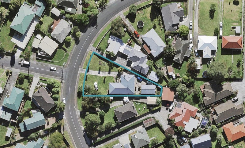 46 Amberley Avenue, Te Atatu South, Auckland - Carousel 1