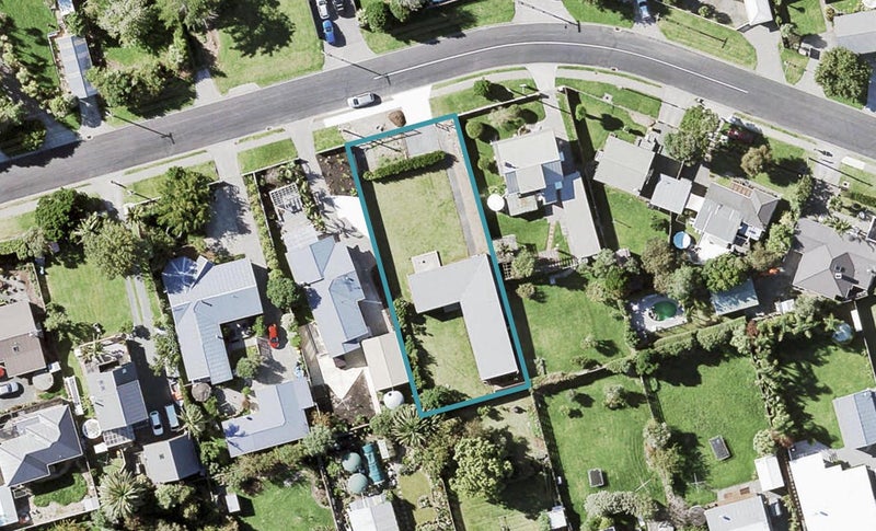 8 Hawke Crescent, Beachlands, Auckland - Carousel 1