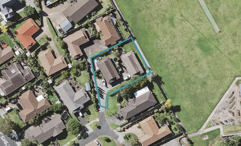 2/8 Kadina Place, Botany Downs, Auckland - Carousel 1