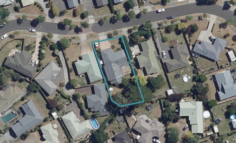 37 Bouverie Crescent, Flagstaff, Hamilton - Carousel 1