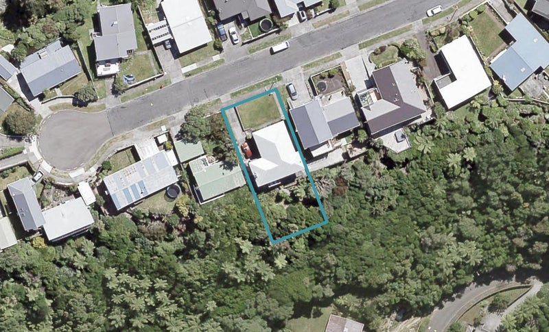 9 Maple Grove, Maungaraki, Lower Hutt - Carousel 1