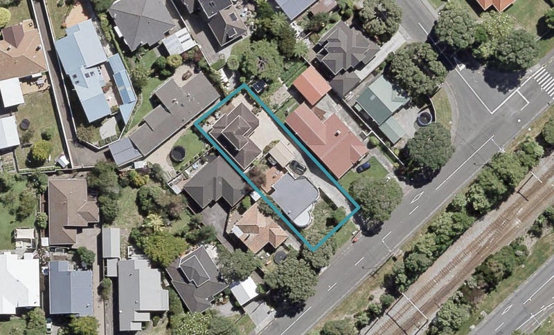 2/55 Pohutukawa Street, Woburn, Lower Hutt - Carousel 1
