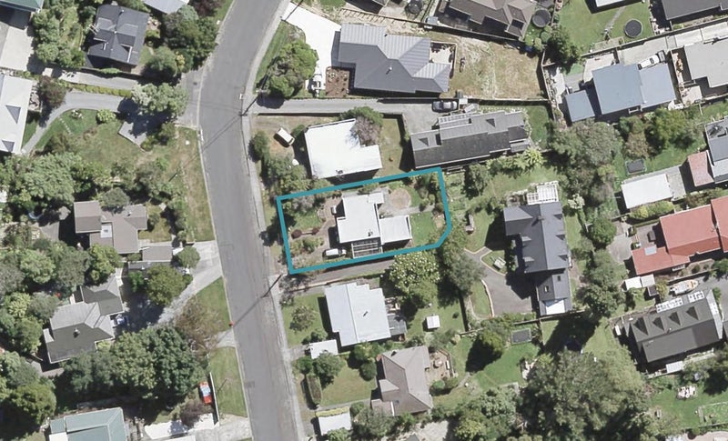 15 Jocelyn Crescent, Pinehaven, Upper Hutt - Carousel 1
