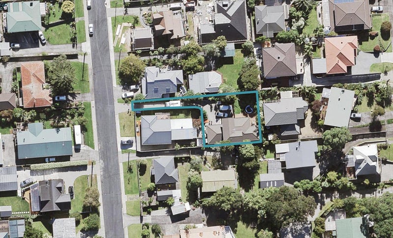 16A Cleve Road, Green Bay, Auckland - Carousel 1