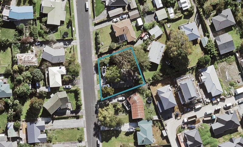 17 Paragon Avenue, Beach Haven, Auckland - Carousel 1