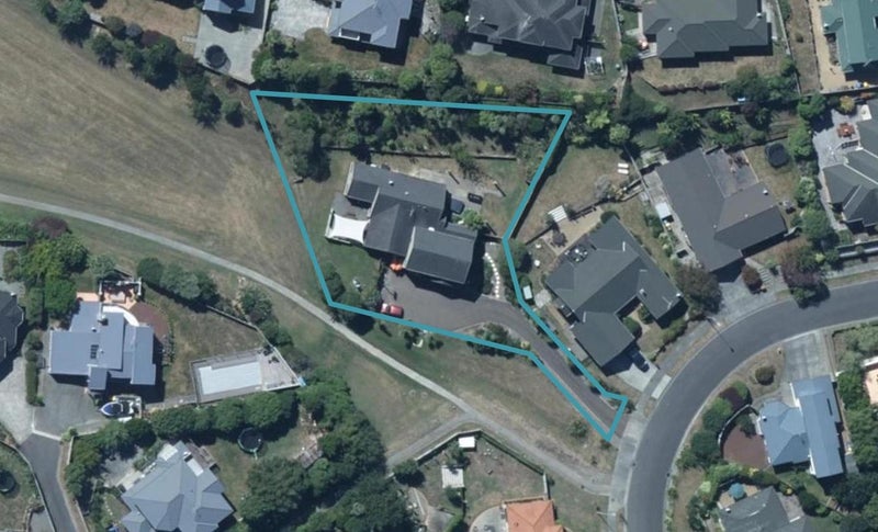 8 Bowman Place, Whitby, Porirua - Carousel 1