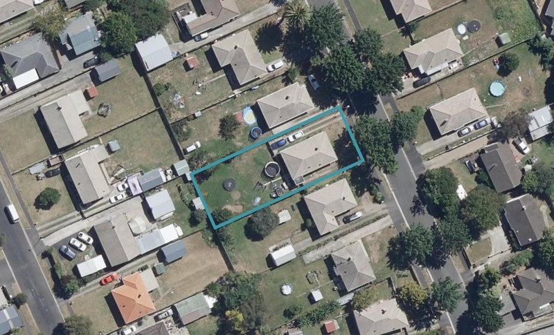 11 Kenney Crescent, Fairfield, Hamilton - Carousel 1