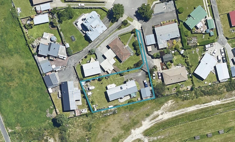 19 Matthew Place, Kawaha Point, Rotorua - Carousel 1
