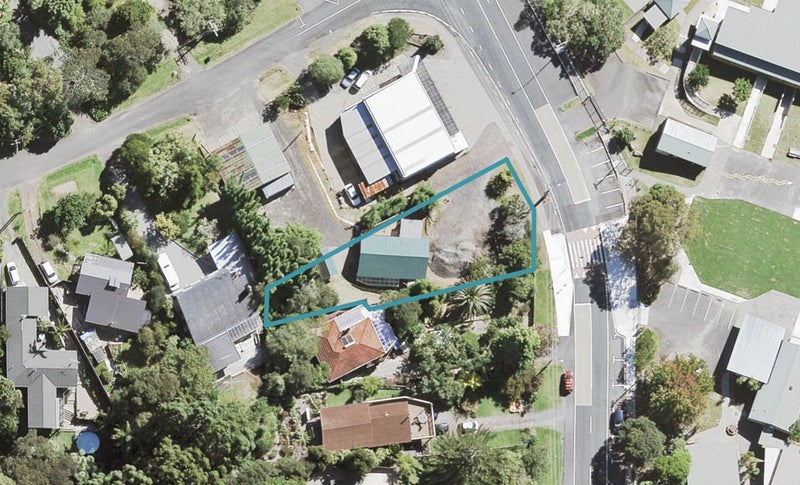 217 Woodlands Park Road, Titirangi, Auckland - Carousel 1