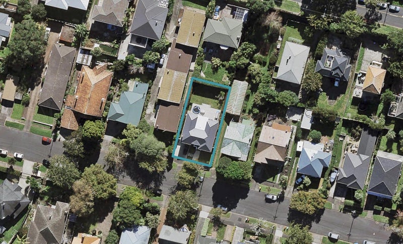 10 Rewa Road, Three Kings, Auckland - Carousel 1