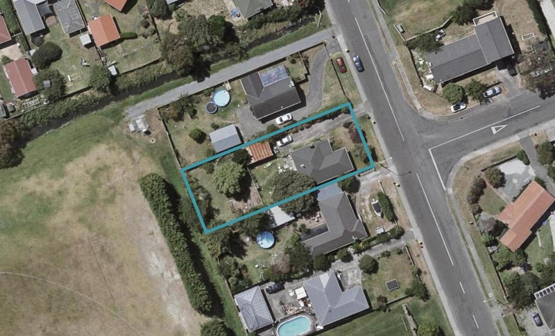 8 Mazengarb Road, Paraparaumu Beach, Paraparaumu - Carousel 1