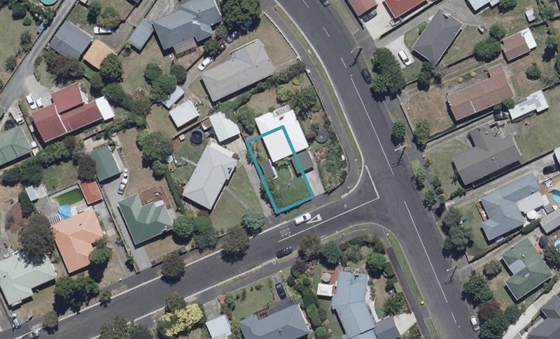 2/2 Clark Place, Hillcrest, Hamilton - Carousel 1