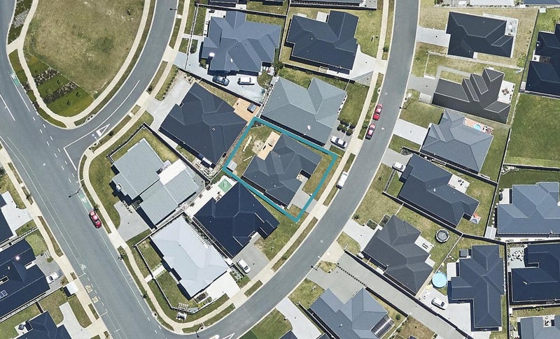 32 Kahuparere Crescent, Pyes Pa, Tauranga - Carousel 1