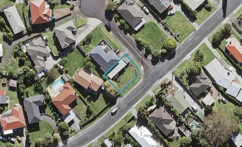 18 Tiroroa Avenue, Te Atatu South, Auckland - Carousel 1