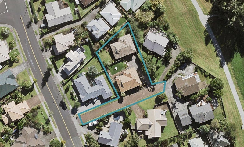 2/61 Unsworth Drive, Unsworth Heights, Auckland - Carousel 1
