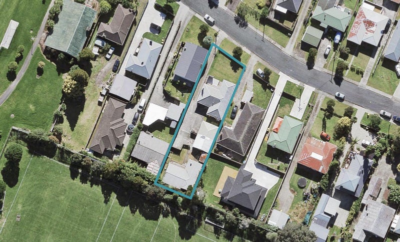1/12 Albert Road, Kelston, Auckland - Carousel 1