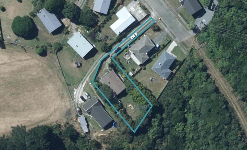 16 Carnavon Place, Cannons Creek, Porirua - Carousel 1