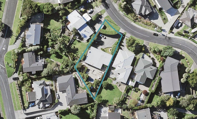 19 Montgomery Crescent, Cockle Bay, Auckland - Carousel 1