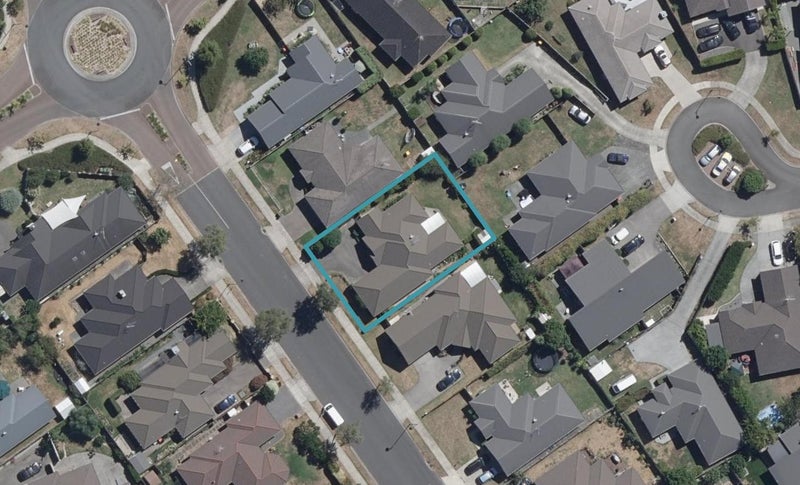 32 Barrington Drive, Huntington, Hamilton - Carousel 1