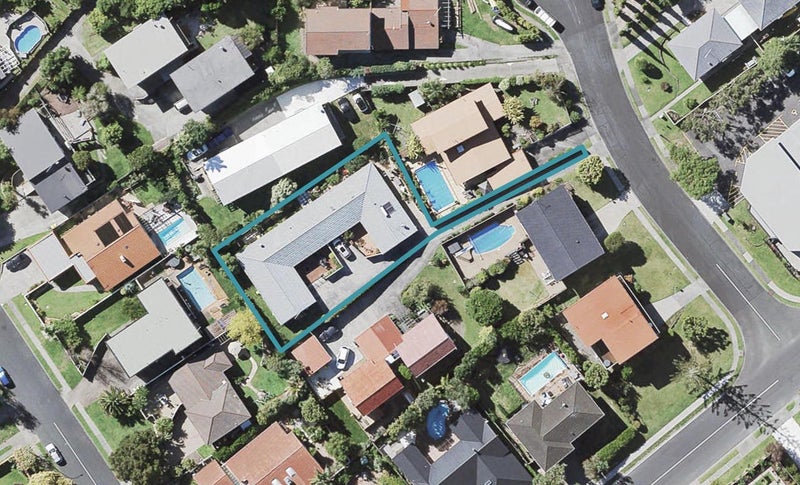 2/7 Noumea Place, Mairangi Bay, Auckland - Carousel 1