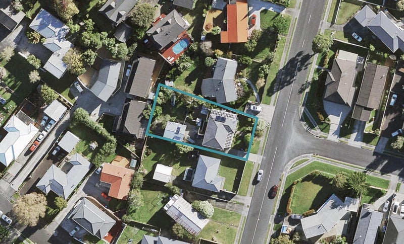11 Canberra Avenue, Lynfield, Auckland - Carousel 1