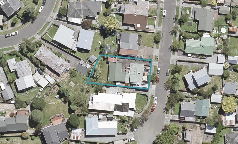 2/8 Crystal Grove, Birchville, Upper Hutt - Carousel 1