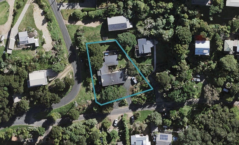 4 Short Street, Surfdale, Waiheke Island - Carousel 1