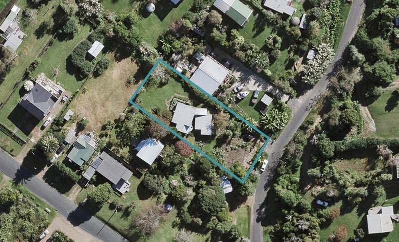 11 Weka Road, Oneroa, Waiheke Island - Carousel 1