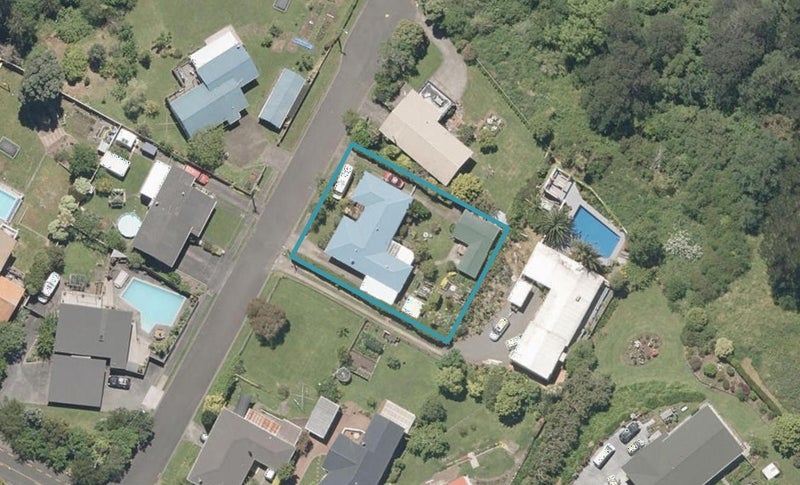 6 Iris Place, Bastia Hill, Whanganui - Carousel 1