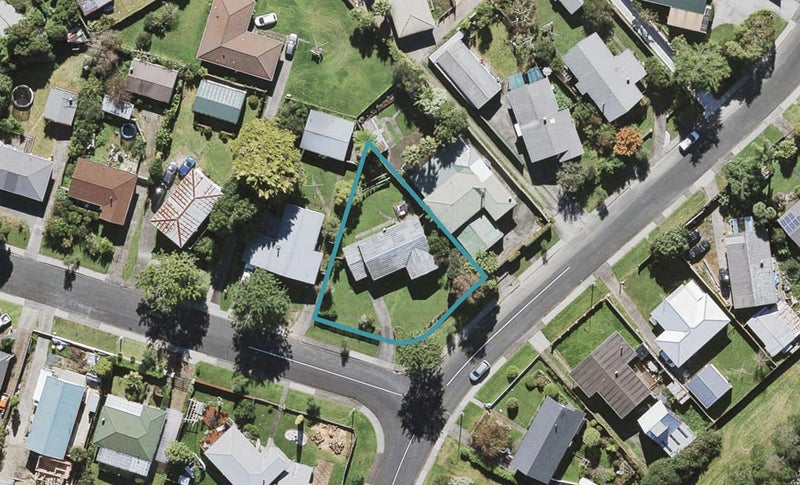 8 Riverpark Crescent, Henderson, Auckland - Carousel 1