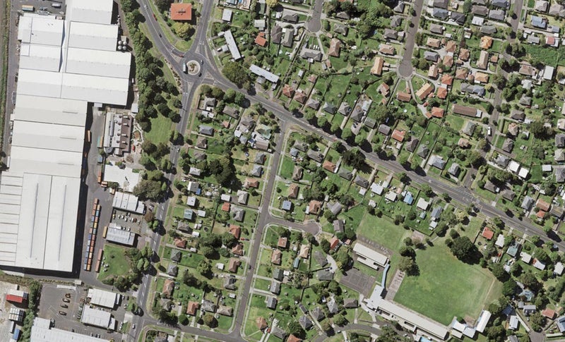 2/4 Hinaki Street, Point England, Auckland - Carousel 1