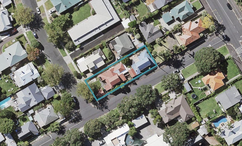 2/2 North Avenue, Narrow Neck, Auckland - Carousel 1