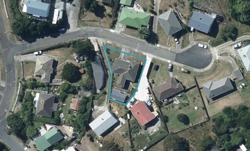 8 Hollow Close, Titahi Bay, Porirua - Carousel 1
