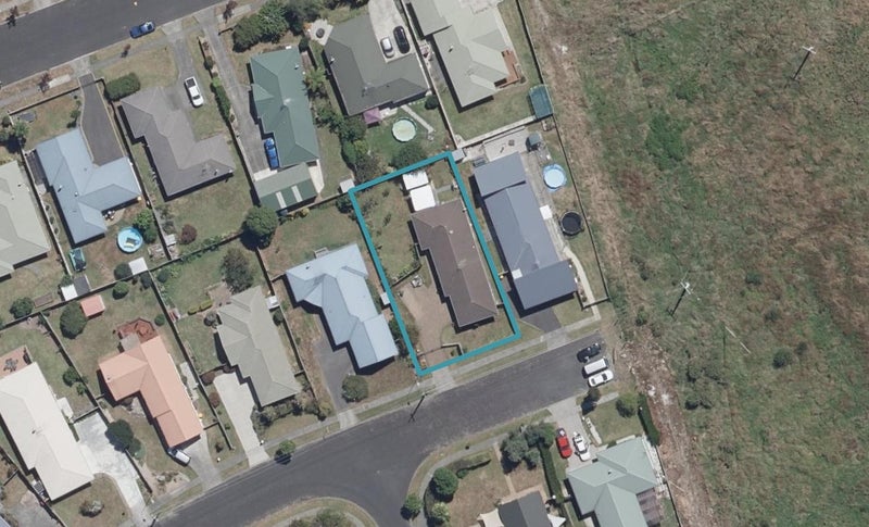 39 Raleigh Avenue, Fairview Downs, Hamilton - Carousel 1