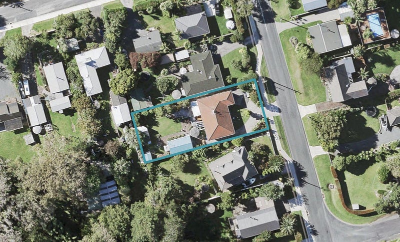 12 Sunkist Bay Road, Beachlands, Auckland - Carousel 1