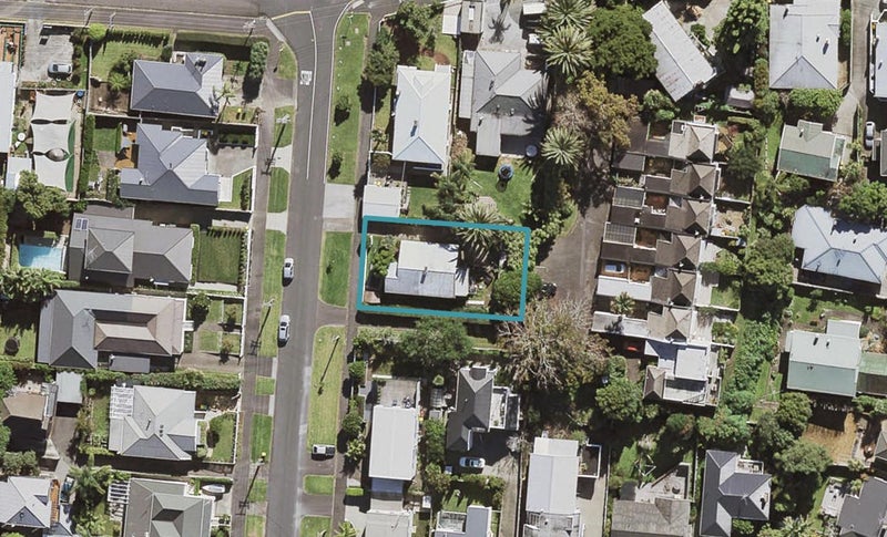 23 Richmond Avenue, Northcote Point, Auckland - Carousel 1