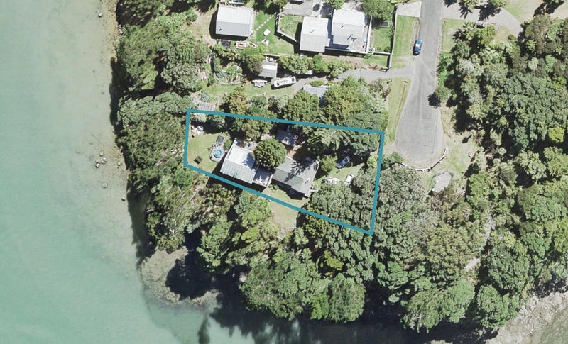 105 Kauri Point Road, Laingholm, Auckland - Carousel 1
