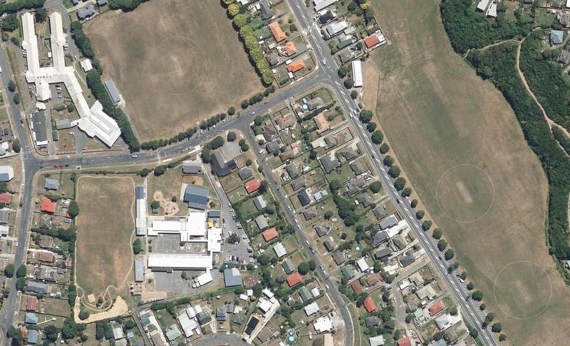 5 Waiuta Street, Titahi Bay, Porirua - Carousel 1